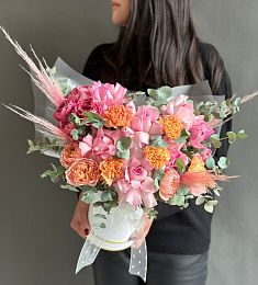 Композиция "Essence"  из гвоздик, роз и пампаса в коробке