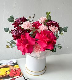 Композиция "Ароматная Легенда" из гвоздик, роз и хризантем