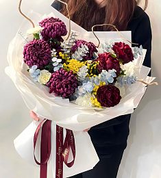 Букет "Kirsten" из гвоздик, хризантем, пионов и мимозы