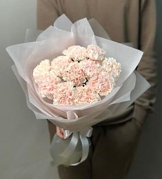 Букет из 11 нежных розовых гвоздик в стильном оформлении