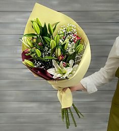 Букет "Аромат свежести" из альстромерий, лилий и гипсофил