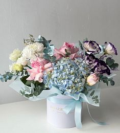 Композиция "Aisha" из гортензии, роз, лизиантусов и хризантем