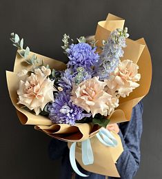 Композиция "Мариам" из роз, дельфиниума и хризантем