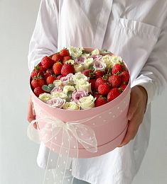 Клубничный бокс с цветами "Офелия" из свежей клубники и роз
