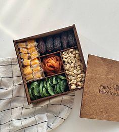 Бокс "Удача" с сухофруктами и финиками