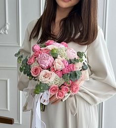 Свадебный букет "Кейтлин" из пионов, спрей роз и эвкалипта