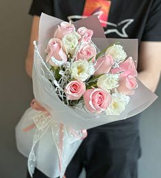 Букет "Elara" из тюльпанов, роз и вакциниума