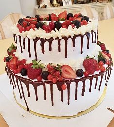 Двухъярусный торт в ягодном оформлении