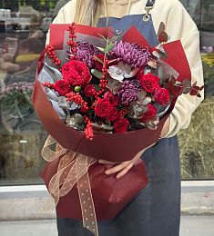 Композиция "Эммануэль" из роз, хризантем и илекса