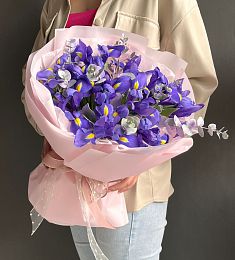 Композиция “Равшана” из роз, гвоздик, хризантем и ирисов