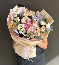 Композиция "Мадонна"  из гортензии, лизиантусов и орхидей