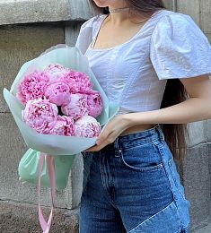 Букет из 9 розовых голландских пионов в зеленом оформлении