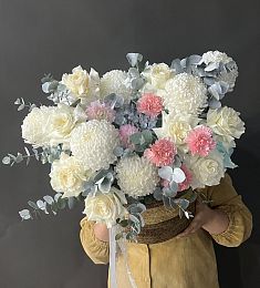 Композиция "Apricrush" из гортензии, гвоздик, роз и хризантем