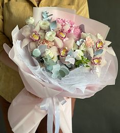 Композиция "Эвридика" из гортензии, лизиантусов и орхидей