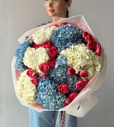 Букет "Океан любви" из гортензий и пионовидных спрей роз