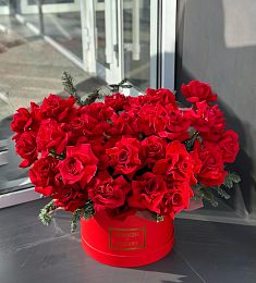 Букет "Королевская грация" из красных роз и нобилиса