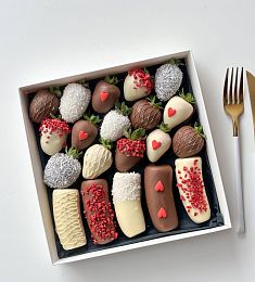 Клубничный бокс "Лолита" клубника и бананы в итальянском шоколаде