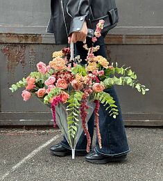 Букет "Осень" в зонт из гвоздики, роз и голландской зелени