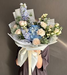 Композиция "Луис" из гвоздик, гортензий, спрей роз и дельфиниума