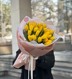 Букет из 25 тюльпанов в оформлении