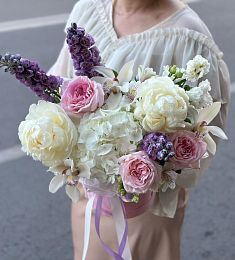 Композиция "Деманта" с альстромерией, гортензией, дельфиниумом и пионом в коробке