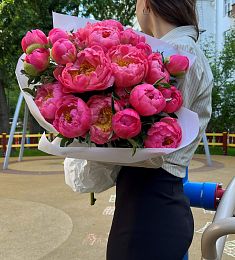 Букет из 25 малиновых пионов в оформлении