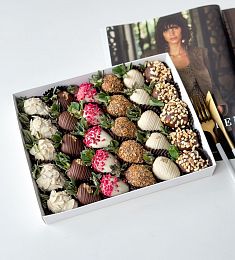 Клубничный бокс "Латте" из клубники в белом и молочном шоколаде