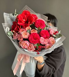 Композиция "Starry Red" из роз, илекса и амариллиса