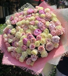 ОТ ЛУНЫ ДО МАРСА букет из пионов и роз