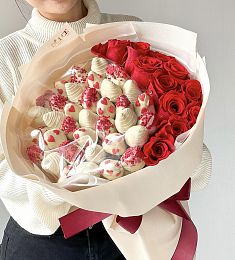 Клубничный букет "Феерия" М из клубники в белом шоколаде и голландских роз