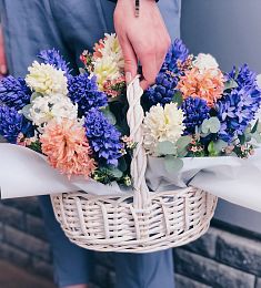 Композиция "Цветочное лукошко" из гиацинтов в корзине