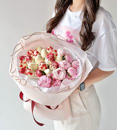 Клубничный букет "Пионовая феерия" S Клубника в шоколаде и пионы