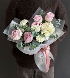 Букет "Tender Rosa" из гвоздик, роз и пиона